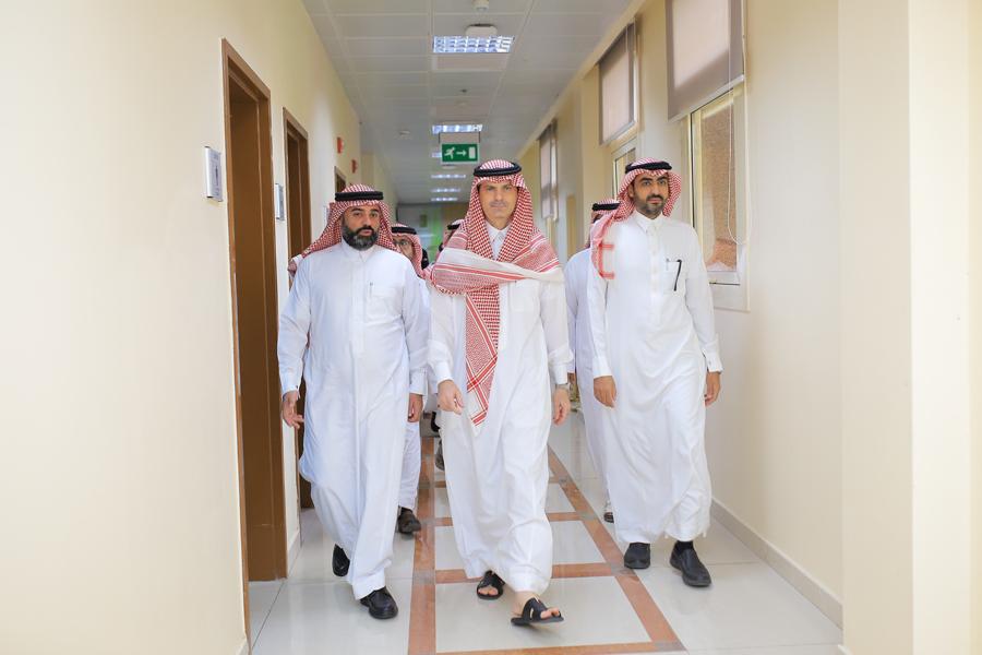رئيس جامعة الجوف، أ.د. محمد بن عبد الله الشايع، يتابع سير العمل بعمادة القبول والتسجيل