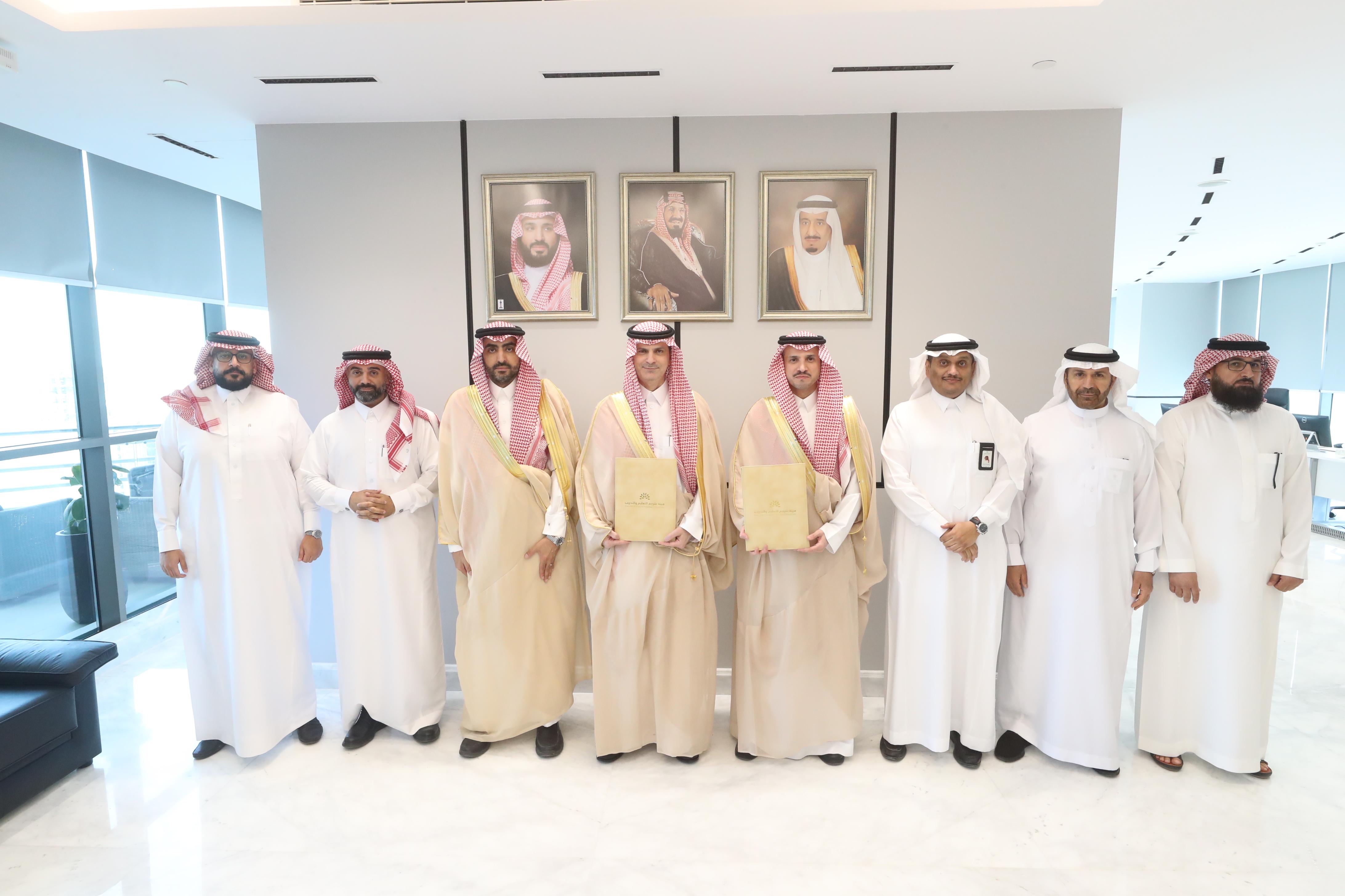 تجديد عقد الاعتماد المؤسسي