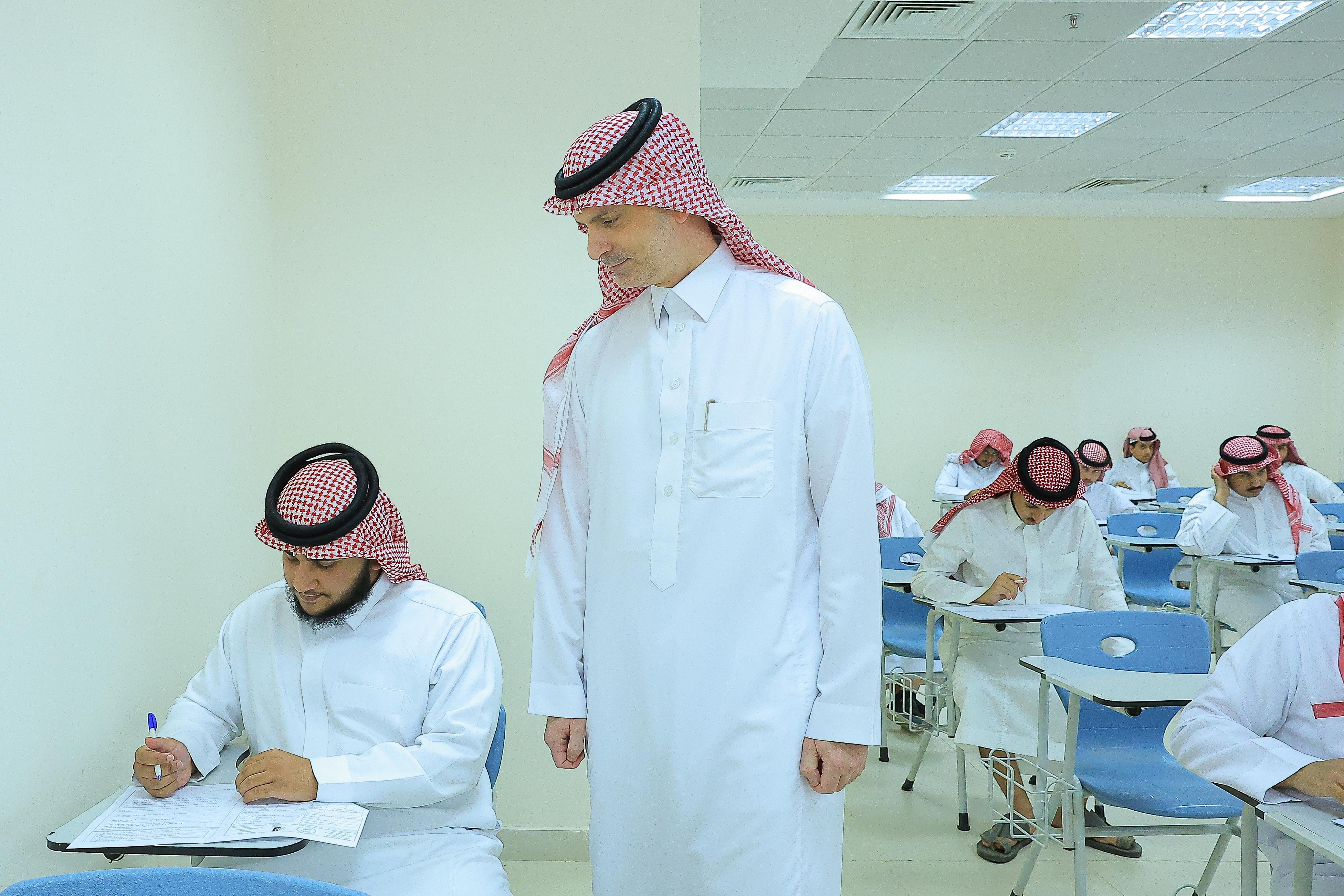 رئيس الجامعة أ.د محمد بن عبد الله الشايع يقوم بزيارة ميدانية تفقدية للاختبارات النهائية ف2 1446