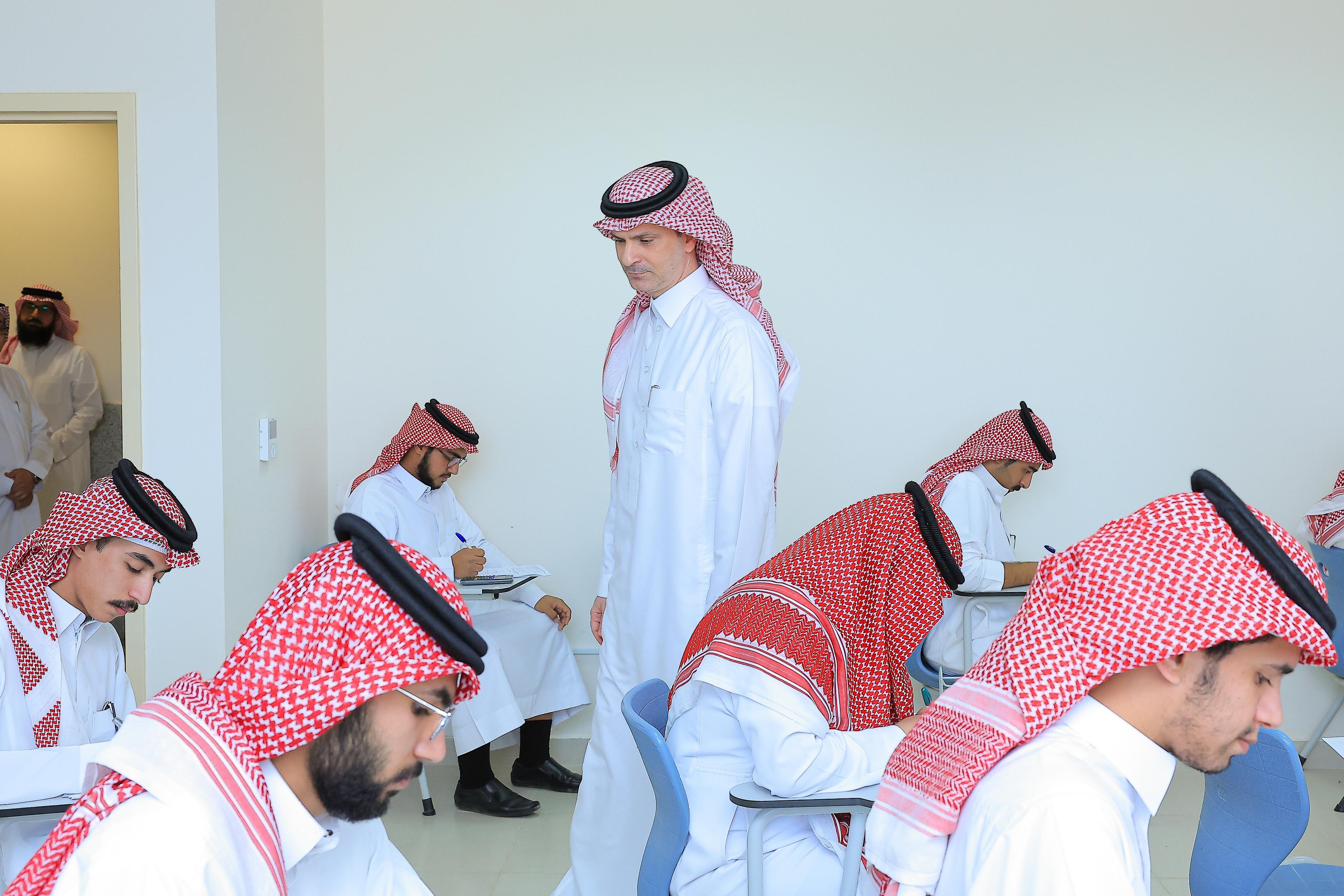 رئيس الجامعة أ.د محمد بن عبد الله الشايع يقوم بزيارة ميدانية تفقدية للاختبارات النهائية ف2 1446