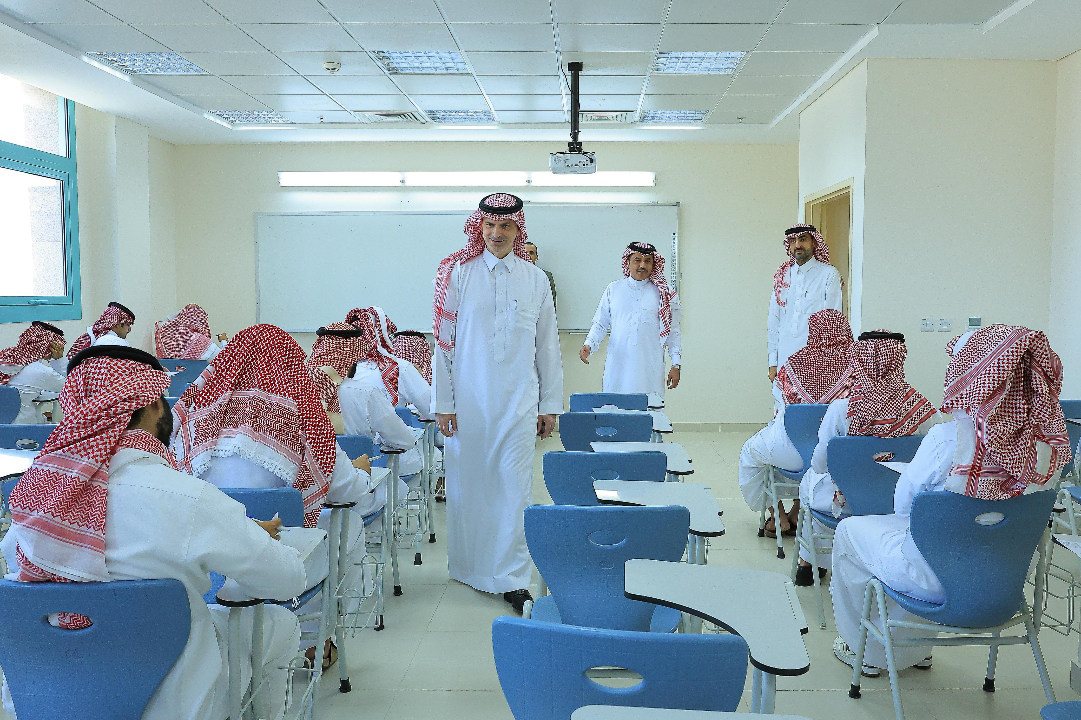 رئيس الجامعة أ.د محمد بن عبد الله الشايع يقوم بزيارة ميدانية تفقدية للاختبارات النهائية ف2 1446