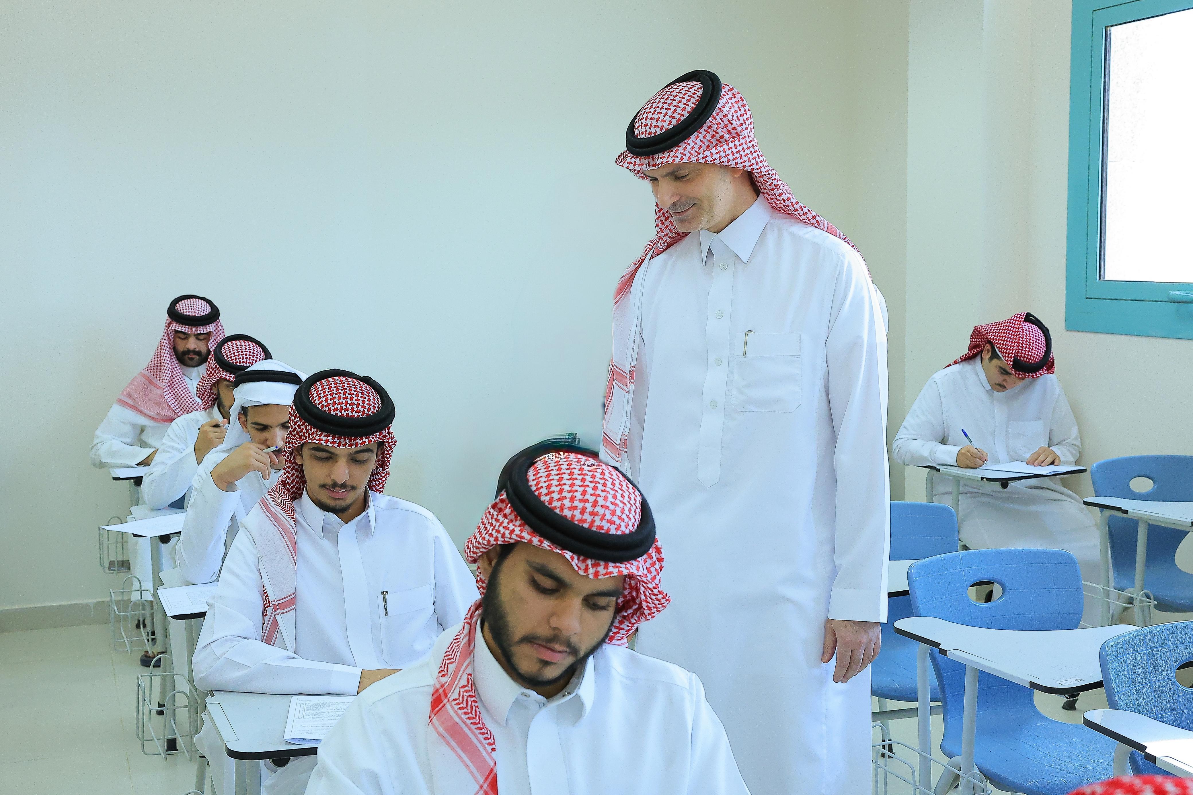 رئيس الجامعة أ.د محمد بن عبد الله الشايع يقوم بزيارة ميدانية تفقدية للاختبارات النهائية ف2 1446